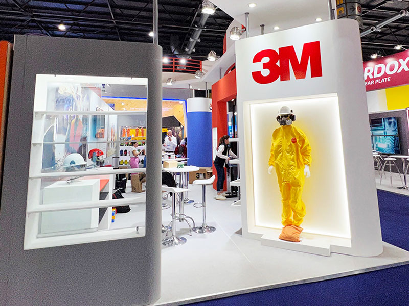 Materiales y acabados que distinguen un stand a medida